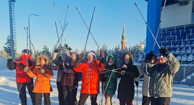 Активисты Ямала активно популяризируют среди населения региона северную ходьбу